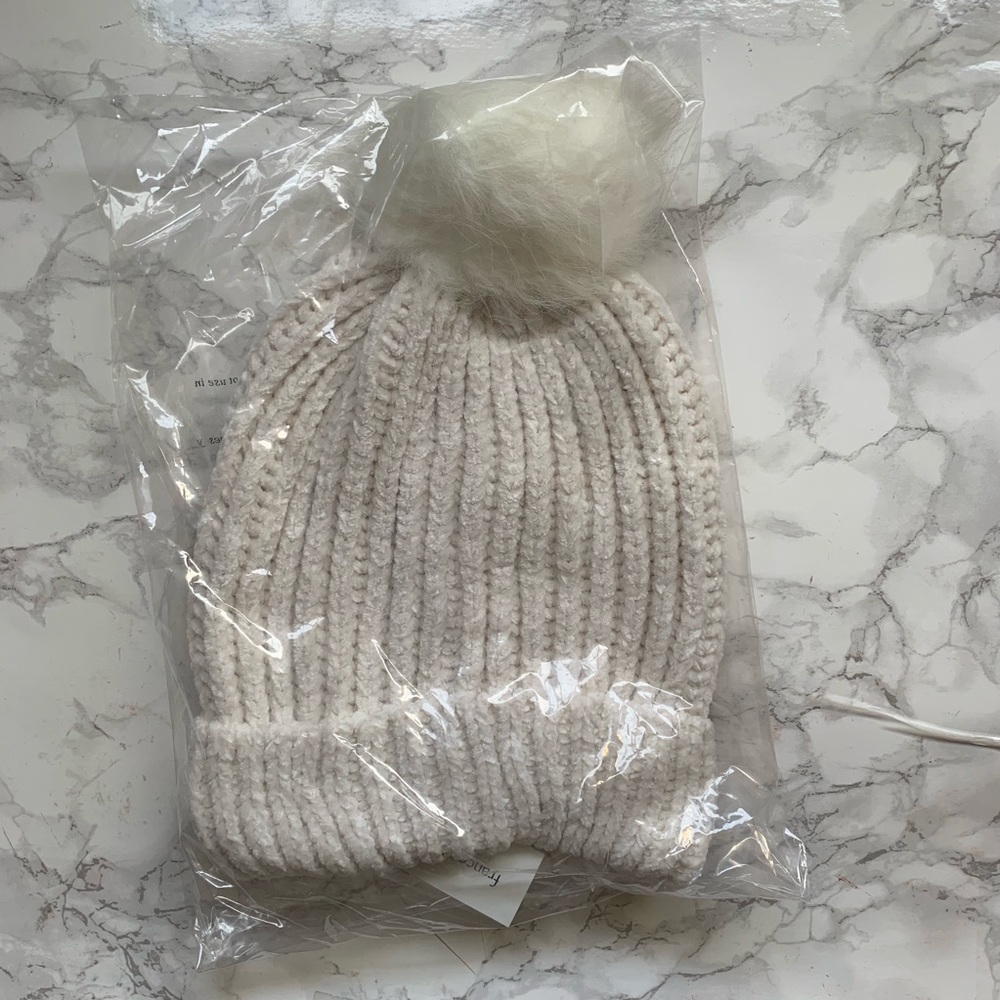 White Pompom beanie - Picture 5 of 5